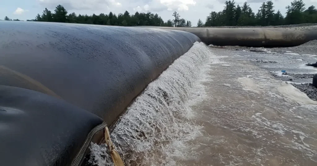 A Geotube dewatering sludge